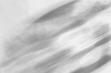 Cam, köşegen gölge ve ışık yakıcı etkisini beyaz bir duvara düşürür. Güneş ışığının ışık masasındaki bir şişede kırılması sonucu oluşmuş kaoslar. Fotoğraf ve maketler için ışınlar, optikler