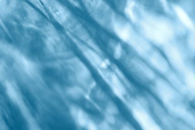 Fotoğraf ve maketler için su dokusu örtüsü etkisi. Mavi bir duvara organik gölge ve ışık yakıcı etkisi