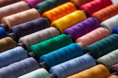 Renkli iplik makaraları. Tekstil fabrikası.