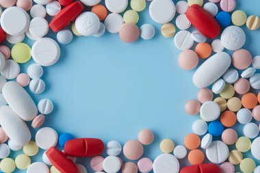 Merkezdeki mavi arkaplan büyük kopya alanı ile farklı renk ve boyutlardaki çerçeve kapsülleri karşılaştır. maketleme.