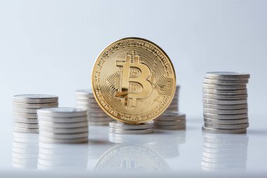 Çeşitli dünya para birimlerinin üzerinde altın ve parlak bitcoin paralar farklı ödeme ve yatırım seçeneklerini temsil eder.
