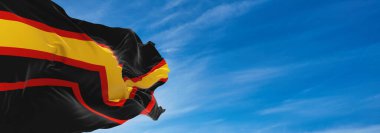 Kauçuk Fetiş Gururu bayrağı bulutlu gökyüzünde rüzgarda dalgalanıyor. Özgürlük ve aşk kavramı. Gurur ayı. Eylemcilik, toplum ve özgürlük kavramı. Uzayı kopyala 3d illüstrasyon,