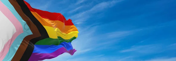 Kemajuan Bendera Pelangi Lgbtq Melambaikan Tangan Dalam Angin Langit Berawan — Stok Foto