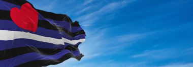 Deri, Latex ve BDSM gurur bayrağı bulutlu gökyüzünde rüzgarda dalgalanıyor. Özgürlük ve aşk kavramı. Gurur ayı. Eylemcilik, toplum ve özgürlük kavramı. Uzayı kopyala 3d illüstrasyon,