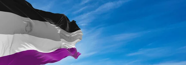 Bulutlu Gökyüzünde Rüzgarda Sallanan Aseksüel Gurur Bayrağı Özgürlük Aşk Kavramı — Stok fotoğraf