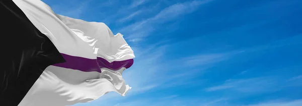 Bulutlu Gökyüzünde Rüzgarda Sallanan Yarı Seksüel Gurur Bayrağı Özgürlük Aşk — Stok fotoğraf