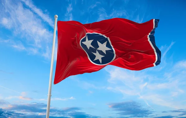 Bandeira Tennessee Fundo Céu Nublado Pôr Sol Conceito Patriótico Sobre — Fotografia de Stock