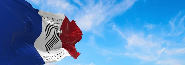 美国密苏里州堪萨斯城的国旗 日落时分 天空一片云雾 全景尽收眼底 关于密苏里州堪萨斯城的爱国观念 复制广阔的旗帜空间 3D说明 — 图库照片