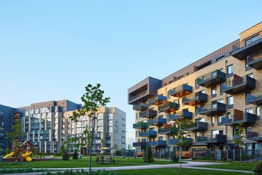 Yeşil bölgedeki yeni apartman blokları. Düz binaları olan bir apartman dairesi. Lüks ev kompleksi. City Emlak 'ın bir parçası, apartman mimarisi. apartman sigortası kavramı.