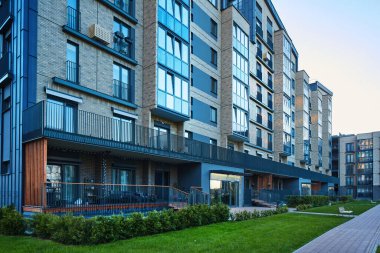 Yeşil bölgedeki yeni apartman blokları. Düz binaları olan bir apartman dairesi. Lüks ev kompleksi. City Emlak 'ın bir parçası, apartman mimarisi. apartman sigortası kavramı.