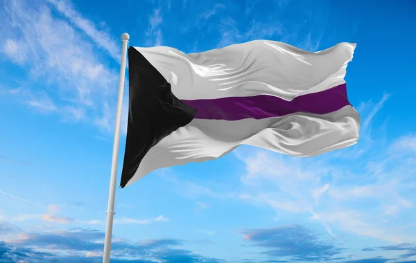 Demisexual Pride Flagge Weht Wind Bewölkten Himmel Freiheit Und Liebe — Stockfoto