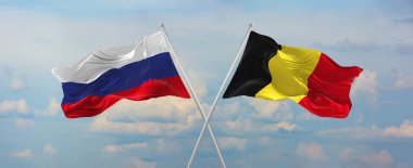 Rusya ve Belçika 'nın bayrakları rüzgarda dalgalanırken bayrak direkleri gökyüzüne karşı güneşli bir günde bulutlarla. İki ülke arasındaki ilişkiyi, diyaloğu sembolize ediyor. 3d illüstrasyon,