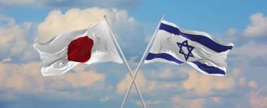 Japonya ve İsrail 'in bayrak direkleri rüzgarda dalgalanırken güneşli bir günde gökyüzüne karşı bulutlar. İki ülke arasındaki ilişkiyi, diyaloğu sembolize ediyor. 3d illüstrasyon,