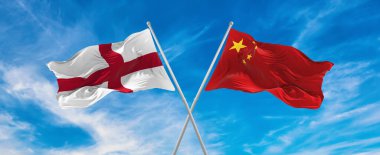 Çin ve İngiltere 'nin bayrak direkleri rüzgarda dalgalanırken güneşli bir günde gökyüzüne karşı bulutlar. İki ülke arasındaki ilişkiyi, diyaloğu sembolize ediyor. 3d illüstrasyon,