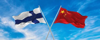 Çin ve Finlandiya 'nın bayrak direkleri rüzgarda dalgalanırken güneşli bir günde gökyüzüne doğru bulutlarla. İki ülke arasındaki ilişkiyi, diyaloğu sembolize ediyor. 3d illüstrasyon,