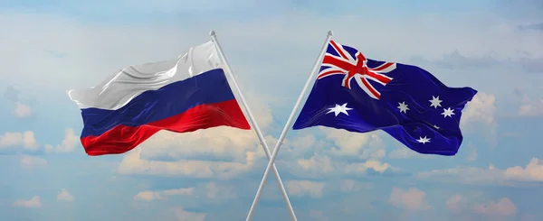 러시아와 호주의 국기가 위에서 구름으로 하늘을 바람에 흔들리고 관계를 상징하고 — 스톡 사진