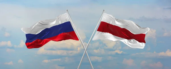 Vlajky Ruska Běloruska Vlnící Větru Vlajkových Stožárech Proti Obloze Mraky — Stock fotografie