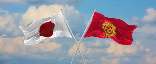 晴れた日には日本とキルギスタンの旗が旗竿に風に乗って空に向かってなびく 関係を象徴し 両国間の対話 3Dイラスト — ストック写真