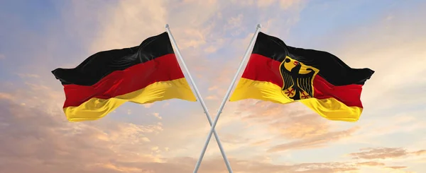 Két Keresztbe Tett Német Zászló Lobogott Szélben Zászlórúdokon Felé Felhőkkel — Stock Fotó