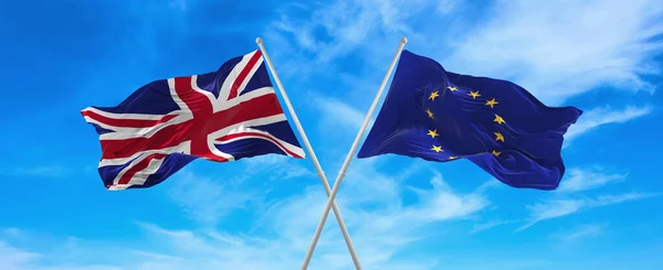 Nagy Britannia Európai Unió Zászlói Lobognak Szélben Zászlórúdokon Felé Felhőkkel — Stock Fotó