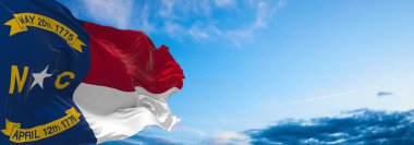 Kuzey Carolina bayrağı bulutlu arka planda gün batımında. Devlet hakkında vatansever bir kavram. 3d illüstrasyon,