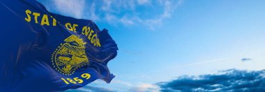 Gün batımında bulutlu arka planda Oregon bayrağı. Devlet hakkında vatansever bir kavram. 3d illüstrasyon,