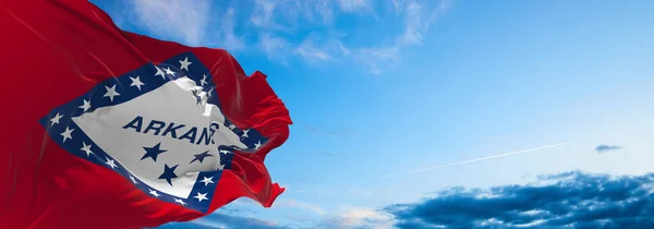 Vlag Van Arkansas Bij Bewolkte Hemel Achtergrond Bij Zonsondergang Patriottisch — Stockfoto