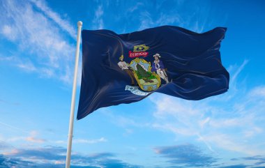 Gün batımında bulutlu arka planda Maine bayrağı. Devlet hakkında vatansever bir kavram. 3d illüstrasyon,