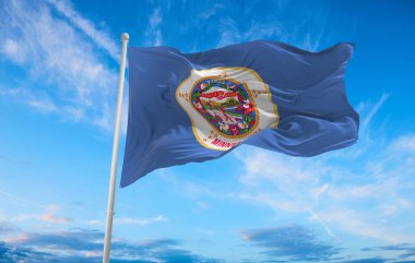 Gün batımında bulutlu arka planda Minnesota bayrağı. Devlet hakkında vatansever bir kavram. 3d illüstrasyon,