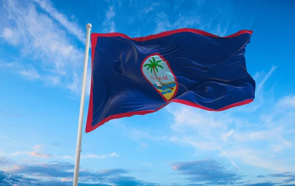 Bandera Guam Fondo Nublado Del Cielo Atardecer Concepto Patriótico Sobre — Foto de Stock