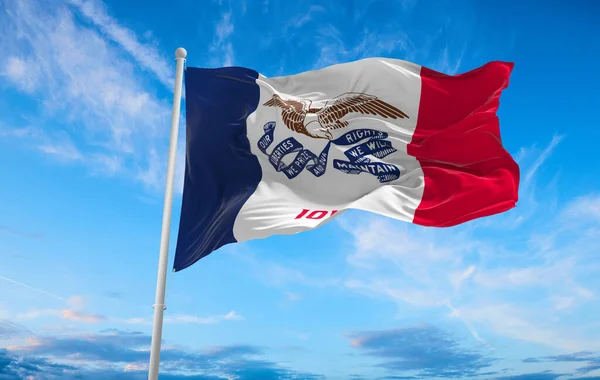 Vlajka Iowa Zamračeném Pozadí Oblohy Při Západu Slunce Vlastenecká Představa — Stock fotografie