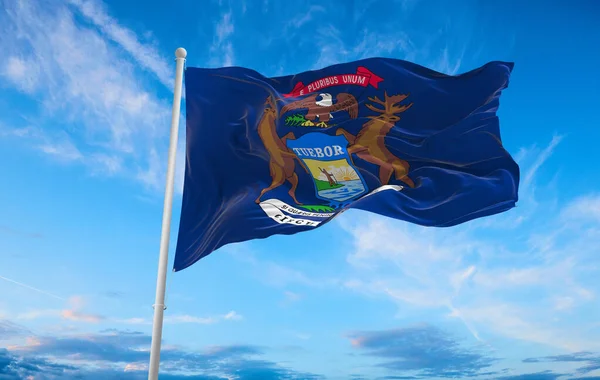 Michiganská Vlajka Zamračeném Pozadí Oblohy Při Západu Slunce Vlastenecká Představa — Stock fotografie