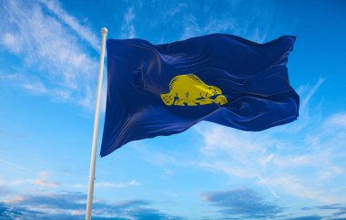 Gün batımında bulutlu arka planda Oregon bayrağı. Devlet hakkında vatansever bir kavram. 3d illüstrasyon,