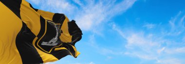 Baltimore bayrağı, Maryland, bulutlu arka plan günbatımında, panoramik manzara. Baltimore, Maryland hakkında vatansever bir kavram ve geniş afiş için kopyalama alanı. 3d illüstrasyon.