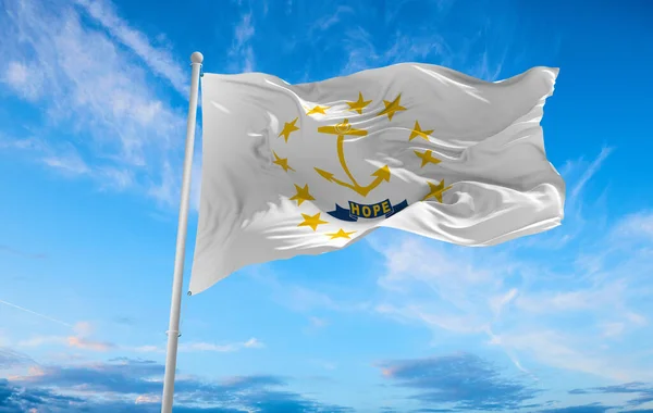 Vlag Van Rhode Island Bij Bewolkte Hemel Achtergrond Bij Zonsondergang — Stockfoto