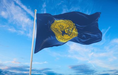 Atlanta bayrağı bulutlu arka planda gün batımında, panoramik manzara. Atlanta hakkında vatansever bir kavram ve geniş afişler için kopya alanı. 3d illüstrasyon.