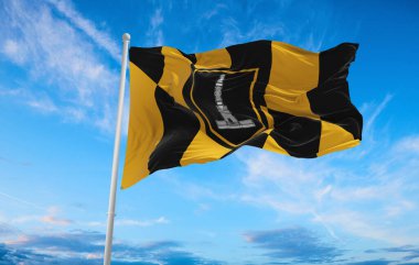 Baltimore bayrağı, Maryland, bulutlu arka plan günbatımında, panoramik manzara. Baltimore, Maryland hakkında vatansever bir kavram ve geniş afiş için kopyalama alanı. 3d illüstrasyon.