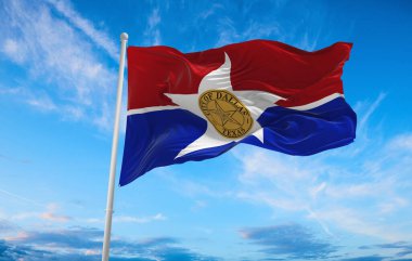 Günbatımında bulutlu arka planda Dallas bayrağı, panoramik manzara. Dallas hakkında vatansever bir kavram ve geniş afişler için kopya alanı. 3d illüstrasyon.