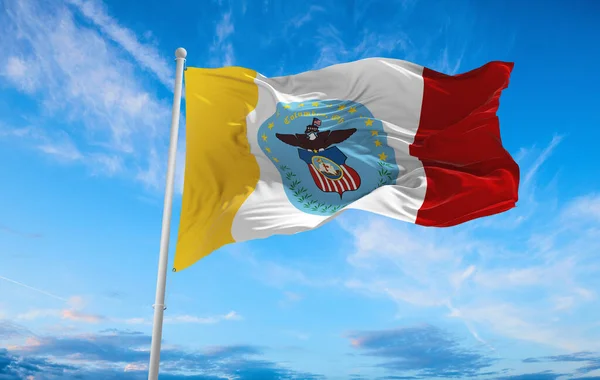 Vlag Van Columbus Bij Bewolkte Hemel Achtergrond Zonsondergang Panoramisch Uitzicht — Stockfoto