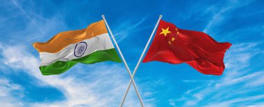 Çin ve Hindistan 'ın bayrak direkleri rüzgarda dalgalanırken güneşli bir günde gökyüzüne karşı bulutlar. İki ülke arasındaki ilişkiyi, diyaloğu sembolize ediyor. 3d illüstrasyon,