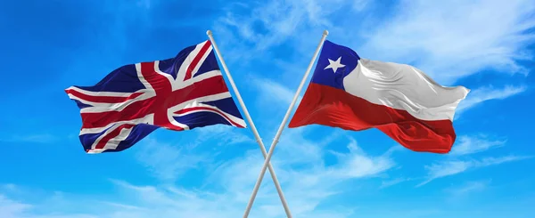 칠레의 국기가 전봇대 위에서 구름을 바람에 흔들리고 관계를 상징하고 나라간의 — 스톡 사진