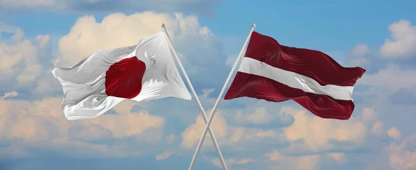 Flagi Japonii Łotwy Machające Wietrze Maszcie Flagowym Niebo Chmurami Słoneczny — Zdjęcie stockowe