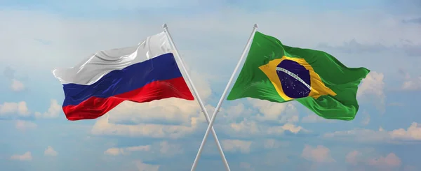 Banderas Rusia Brasil Ondeando Viento Sobre Mástiles Bandera Contra Cielo — Foto de Stock