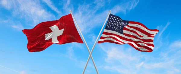 在阳光灿烂的日子里 美国国旗和天国旗在风中迎风飘扬 云彩映衬着天空 象征两国关系 两国间的对话 3D说明 — 图库照片