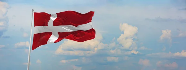 Flaga Denmark Zachmurzonym Tle Nieba Zachodzie Słońca Widok Panoramiczny Patriotyczny — Zdjęcie stockowe