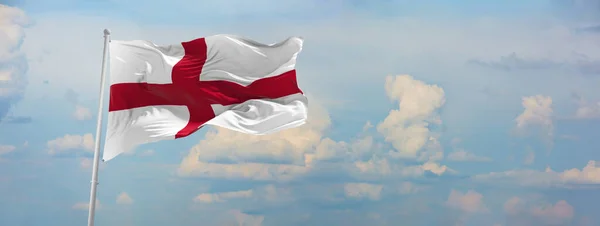 일몰을 배경으로 구름낀 하늘에 파노라마처럼 보이는 영국에 애국적 과넓은 깃발을 — 스톡 사진