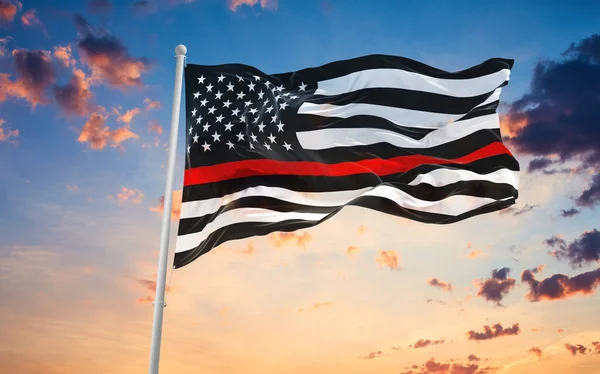 細い赤い線 火のついた赤い線のある米国の黒い旗は 晴れた日に雲と空に対して旗竿の上で風に振っています 3Dイラスト — ストック写真