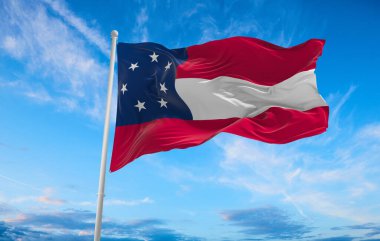 Amerika Birleşik Devletleri bayrağı Mart 1861 - Mayıs 1861 günbatımında bulutlu gökyüzü arka planında. Devlet hakkında vatansever bir kavram. 3d illüstrasyon,