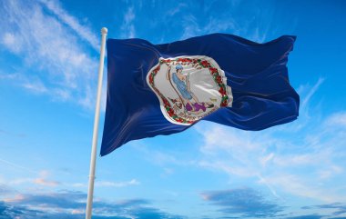 Virginia bayrağı bulutlu arka planda gün batımında. Devlet hakkında vatansever bir kavram. 3d illüstrasyon,