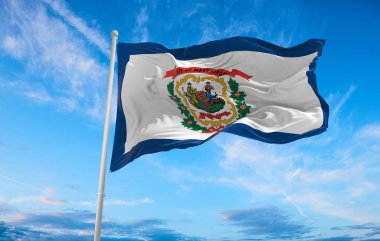 Batı Virginia bayrağı bulutlu arka planda gün batımında. Devlet hakkında vatansever bir kavram. 3d illüstrasyon,